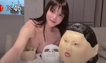 Youtuber Koizumi Nana lộ clip nóng cởi áo khi đang ăn cơm