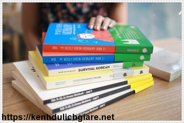 Học tiếng H&agrave;n tại nh&agrave; qua s&aacute;ch vở
