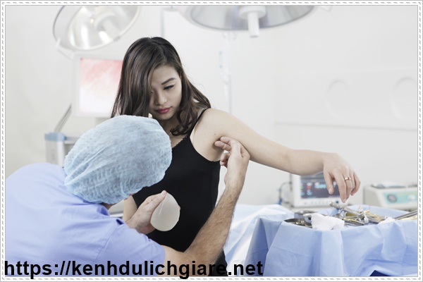 Bác sĩ tư vấn trước khi nâng ngực nội soi