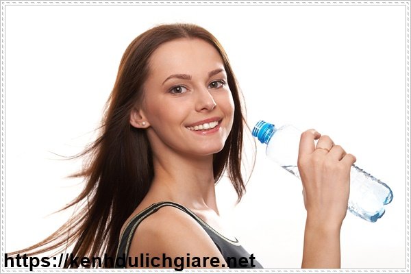 Uổng đủ 2 l&iacute;t nước mỗi ng&agrave;y sau khi n&acirc;ng mũi